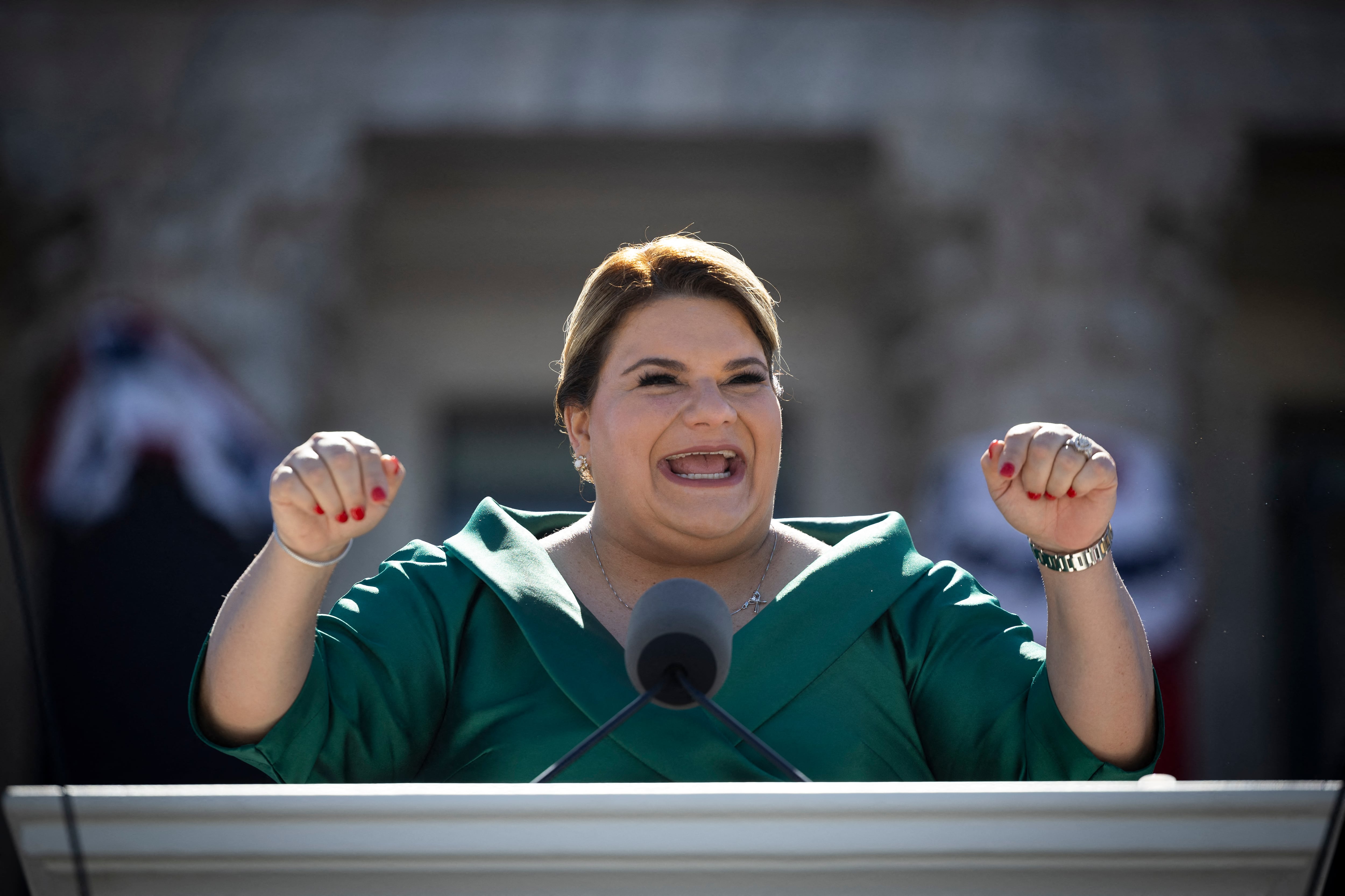 Jennifer González Colón cuando juramentó en 2025 como gobernadora de Puerto Rico (Foto: AFP)