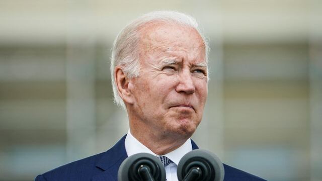 Biden llama a enfrentar el “odio” tras tiroteo racista en un supermercado de Buffalo que dejó 10 muertos