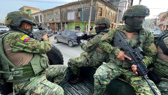 Soldados y policías ecuatorianos participan en un operativo de seguridad en el barrio Rivera del Río en Esmeraldas, Ecuador, el 21 de abril de 2023. (Foto de Enrique Ortiz / AFP)