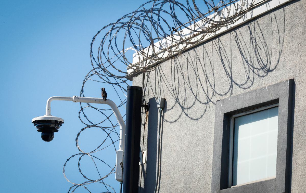 Una de las cámaras de seguridad que el centro Delaney Hall en Newark tiene en una de sus esquinas. (Foto: AFP)