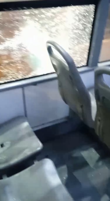 Una ventana del bus de placa AUY-916 fue destrozada el 6 de marzo en la noche. Foto: Fuentes de El Comercio.