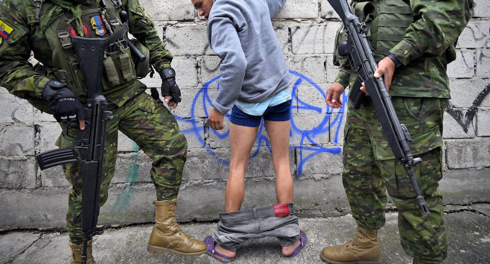 Miembros del Ejército de Ecuador cachean a un hombre durante una patrulla en el barrio Lucha de los Pobres en el sur de Quito, el 12 de enero de 2024. (Foto de STRINGER / AFP).