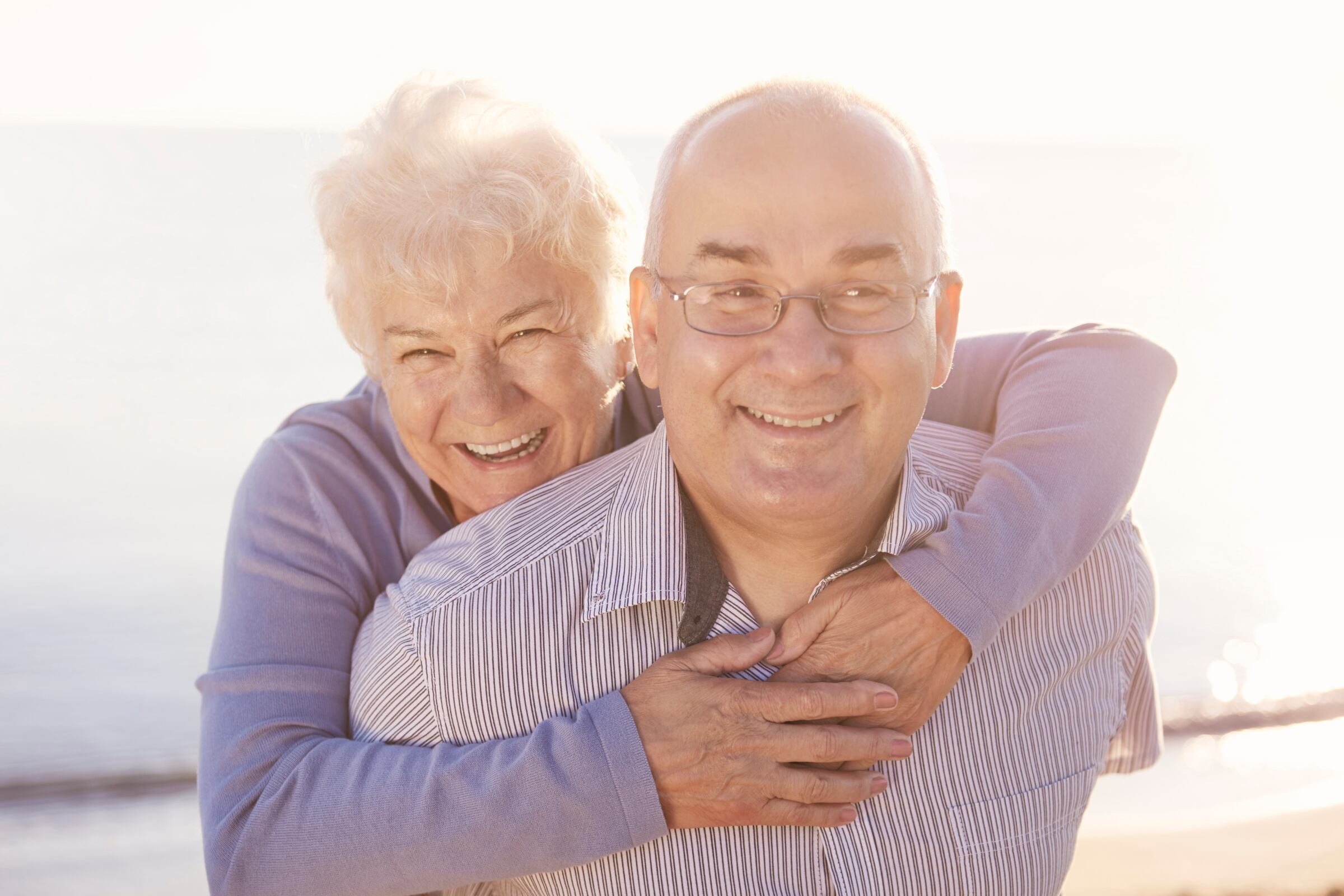 Millones de estadounidenses reciben sus pensiones mensuales del Seguro Social, pero a veces ese dinero no suele alcanzar para todos los gastos (Foto: Freepik)