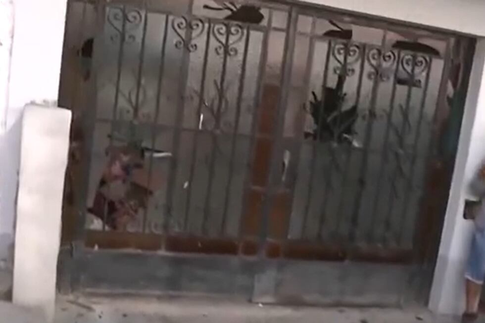 Sujetos a bordo de una motocicleta detonaron un explosivo en la calle Arqueológica, en Chorrillos. (Foto: Captura/Canal N)