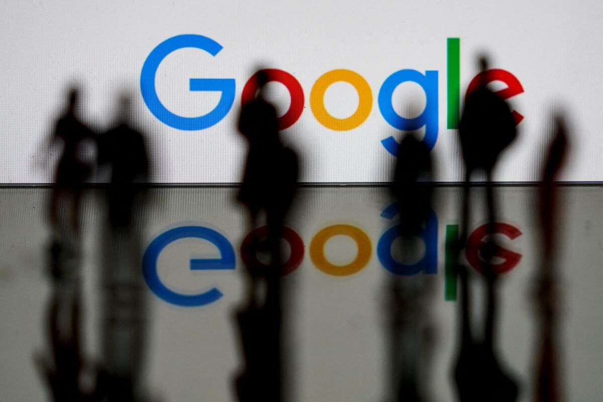 Imagen ilustrativa muestra el logotipo de Google de la multinacional estadounidense de tecnología y servicios relacionados con Internet en Bruselas. (Foto de Kenzo TRIBOUILLARD / AFP)