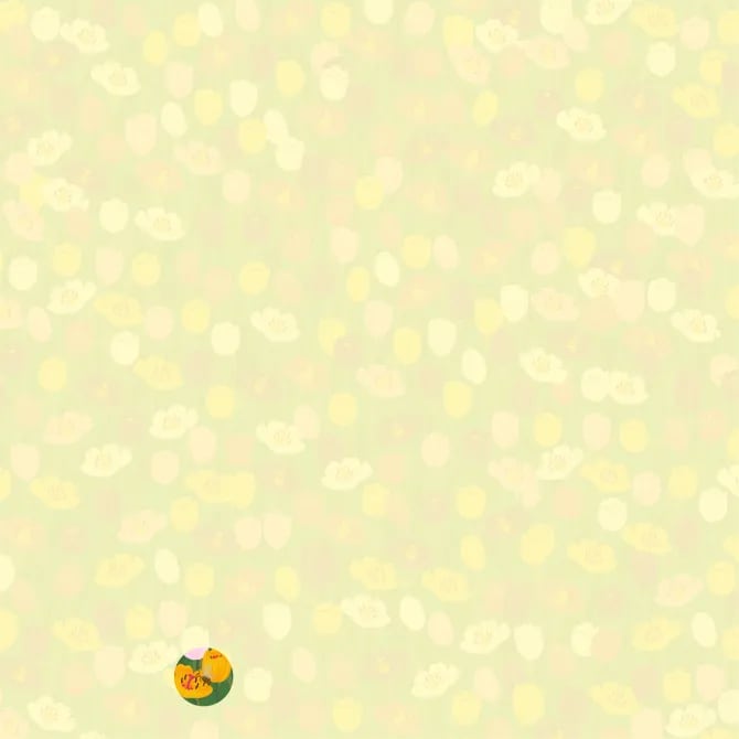 Justo en primer plano de la imagen, ligeramente justificada hacia la izquierda, se encuentra una abeja encima de una flor amarilla abierta.