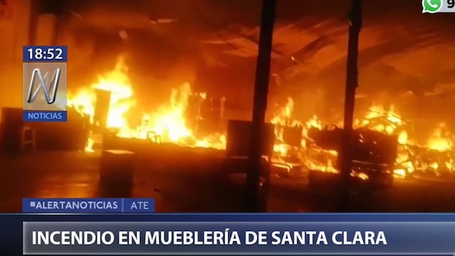 Ate: incendio consume fábrica de muebles en la zona de Santa Clara