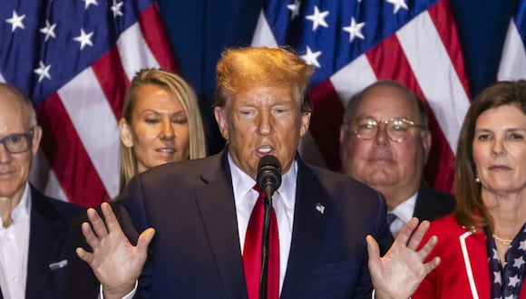 El expresidente estadounidense Donald Trump (C) habla después de derrotar a la ex gobernadora Nikki Haley. Foto: JIM LO SCALZO/ EFE/EPA/