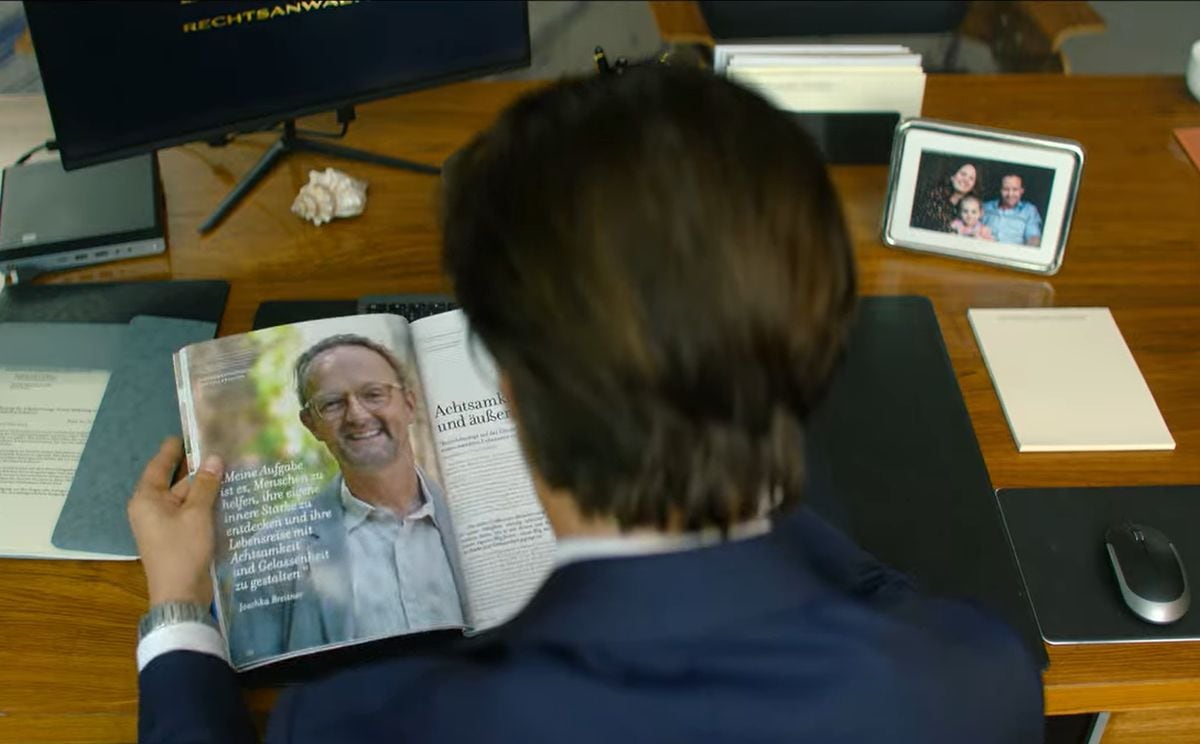 Björn viendo la revista que su esposa le dio para que busque ayuda en En “Mindfulness para asesinos” (Foto: Constantin Television / Netflix)