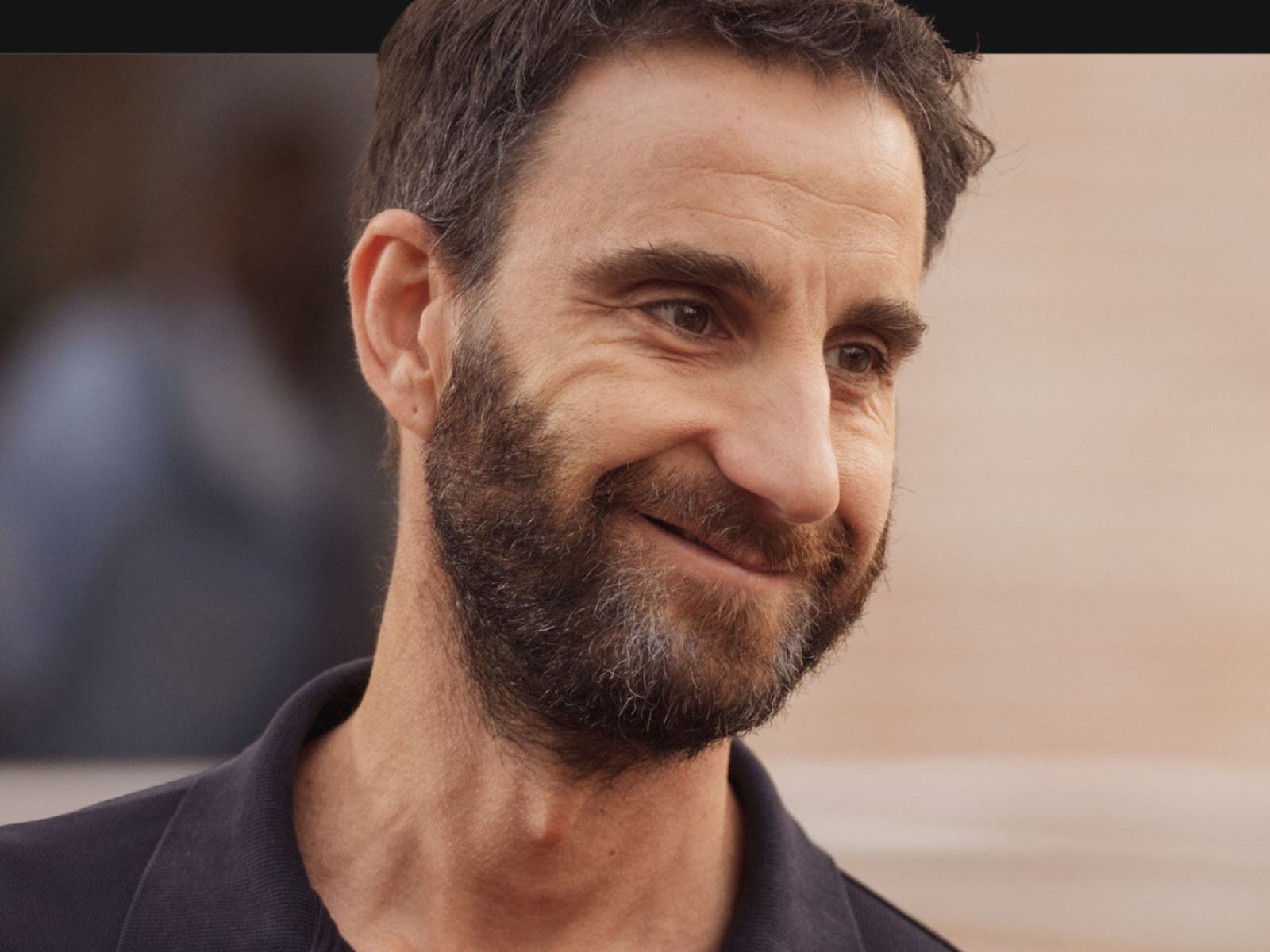 En "El campeón", Dani Rovira interpreta a Álex, un profesor de Psicología contratado para ayudar a un futbolista problemático (Foto: Netflix)