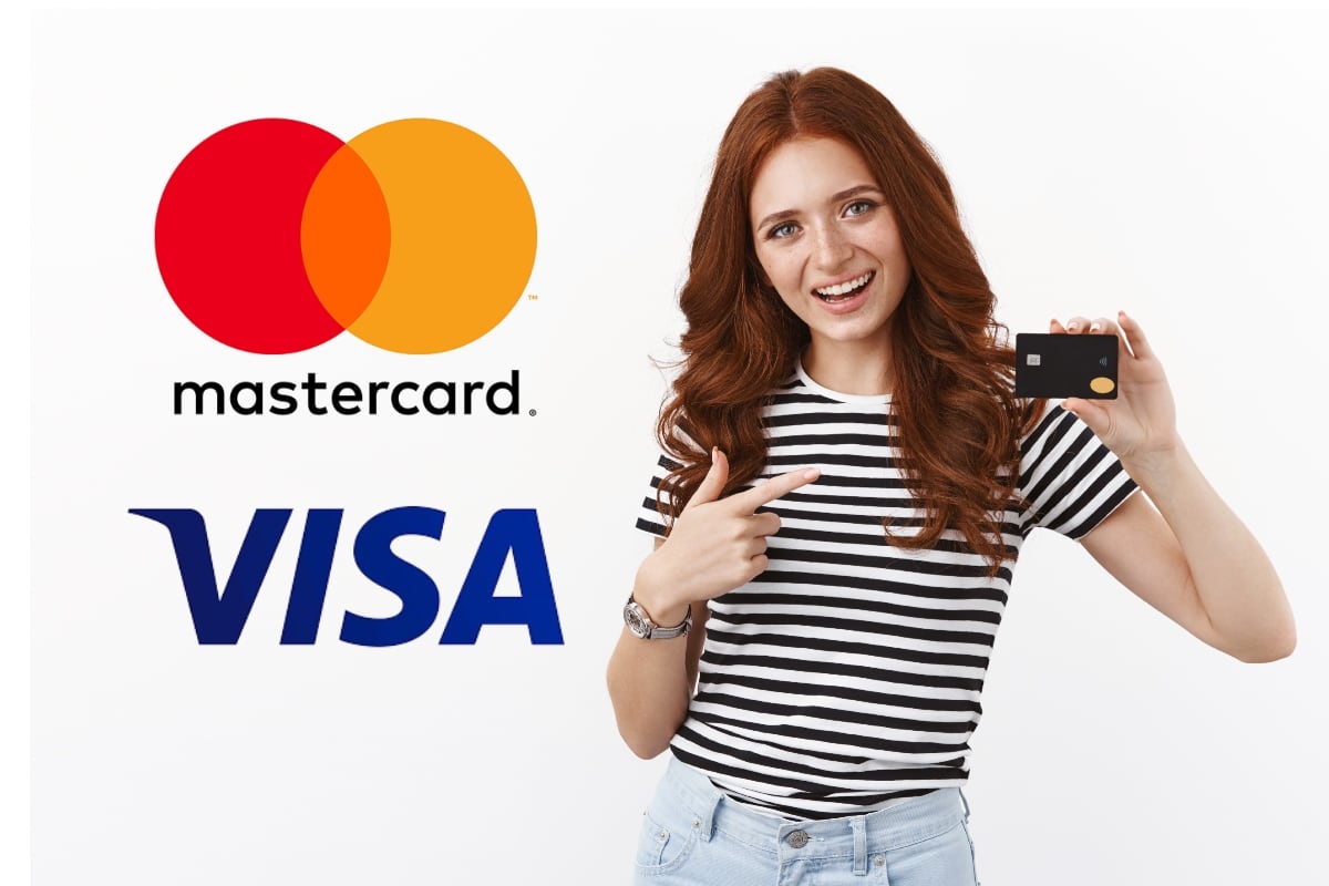 Una joven sonriente con una tarjeta en la mano. (Foto: Freepik)