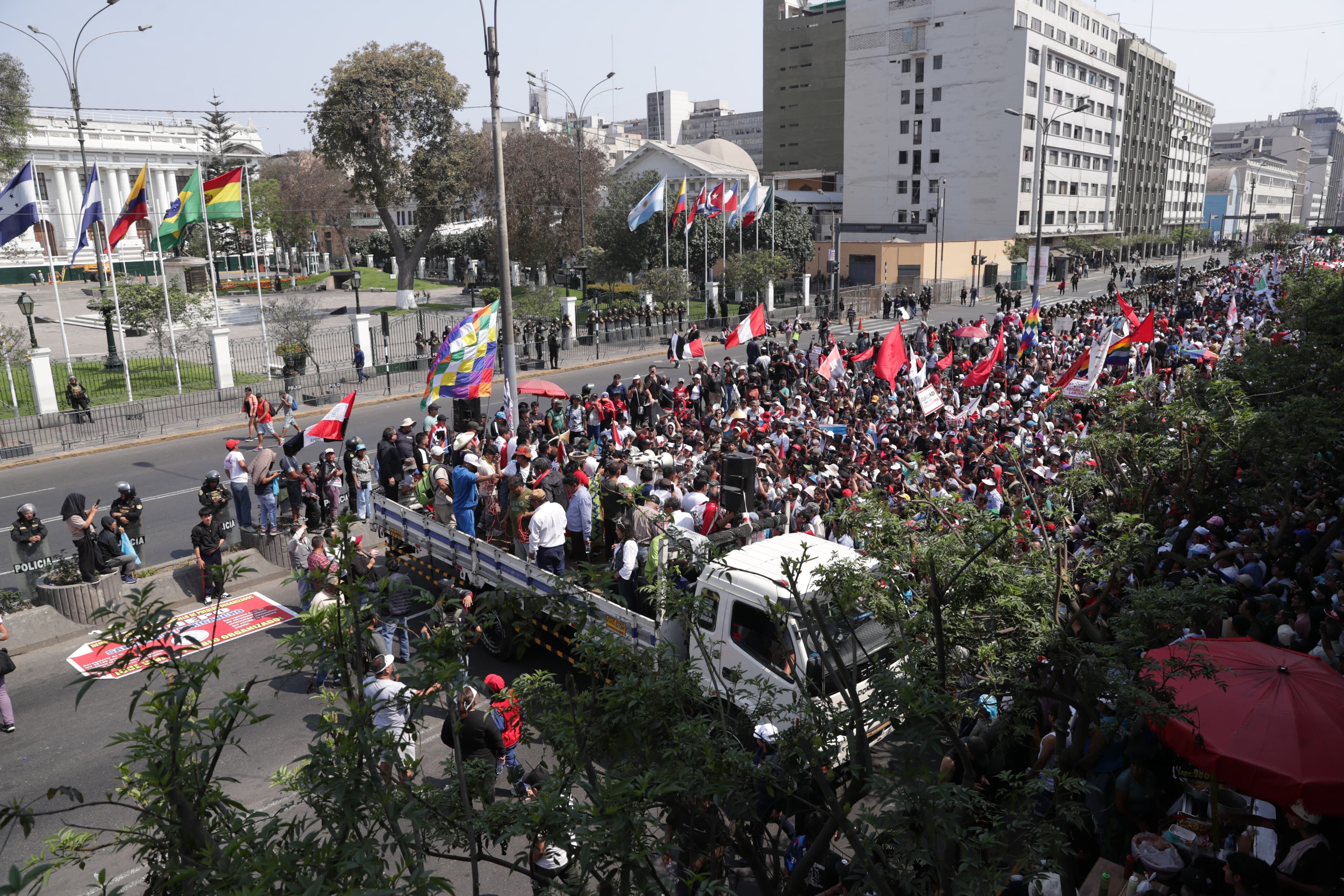 La Policía Nacional del Perú comunicó a El Comercio que desplegaron 950 policías para resguardar las manifestaciones (foto: GEC).