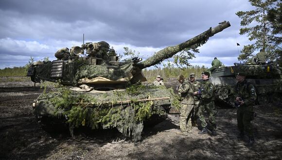 Soldados manejan un tanque estadounidense M1 Abrams en el área de tiro y entrenamiento de Pohjankangas en Niinisalo, Finlandia, el 4 de mayo de 2023. (Foto de Antti Aimo-Koivisto / Lehtikuva / AFP)