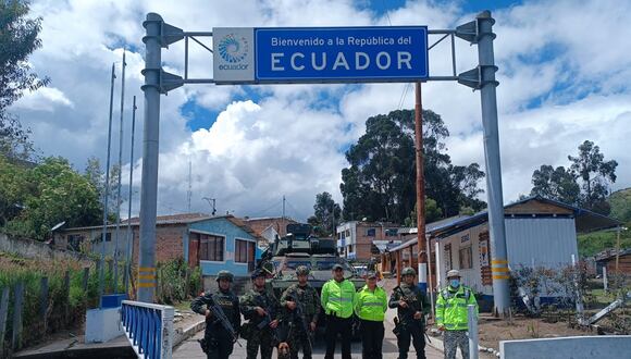 Soldados y policías colombianos mientras realizan labores en cooperación con sus pares ecuatorianos, en un paso fronterizo en el departamento de Nariño, Colombia, el 10 de enero de 2024. (Foto de Ejército Nacional de Colombia / EFE)