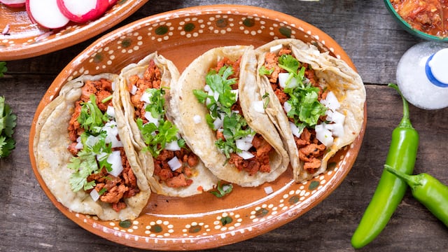 Youtuber se vuelve viral tras comparar el taco mexicano con famoso plato peruano: “Parece…”