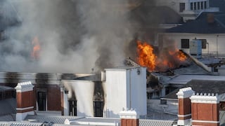 Incendio destruye totalmente el histórico edificio del Congreso de Sudáfrica