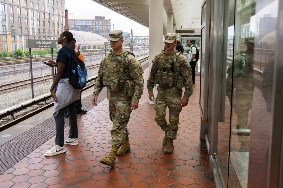 Miembros de la Guardia Nacional patrullan dentro de la estación NoMa-Gallaudet en Washington D. C., EE. UU., el 20 de agosto de 2025. Foto: EFE/EPA/WILL OLIVER