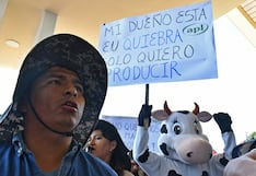 Lecheros protestan contra los bloqueos de vías en un aeropuerto en el centro de Bolivia
