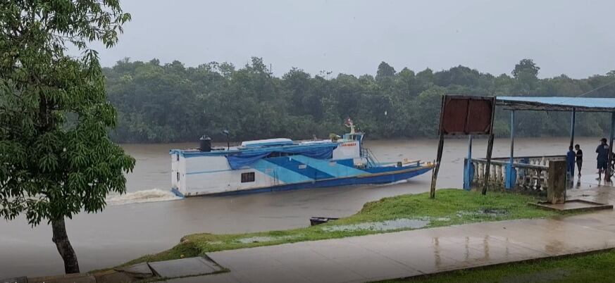 Lancha que llevaba pasajeros y carga no fue inspeccionada por los efectivos de la Marina y Policía.