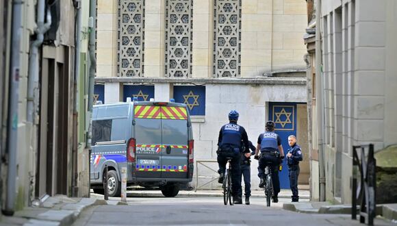 Agentes de policía afuera de la sinagoga en Rouen, Francia, el viernes. (Foto: Lou Benoist/Agence France-Presse)
