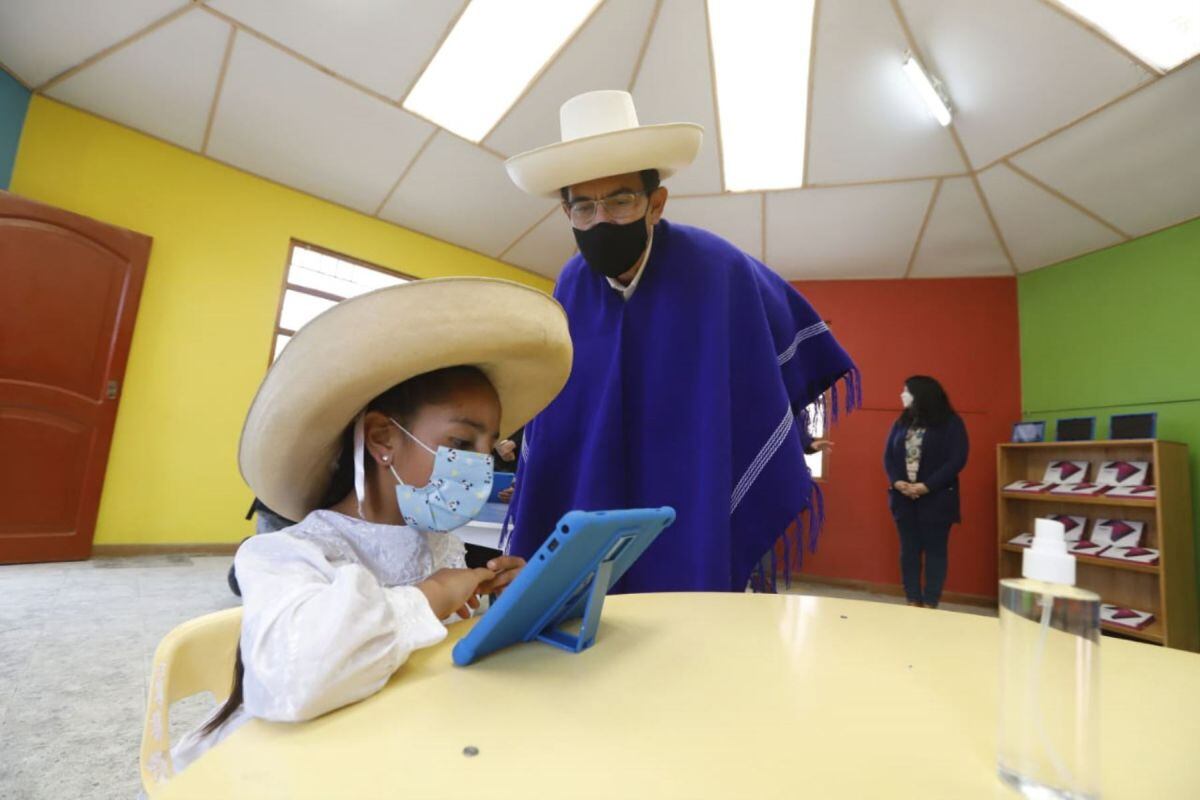 El entonces presidente Martín Vizcarra entregó dispositivos electrónicos (tabletas) a estudiantes y maestros en la Institución Educativa 10419, ubicada en el centro poblado de Marcopampa, en la región Cajamarca, el 13 de octubre del 2020. (Foto: agencia Andina/Twitter)