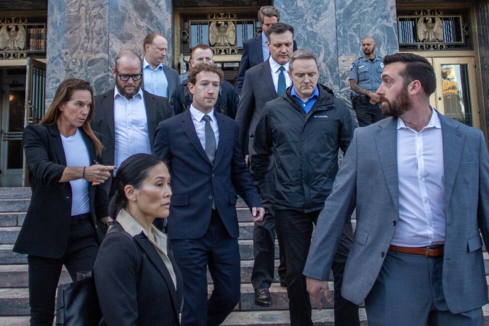 El director ejecutivo y presidente de Meta, Mark Zuckerberg (C), sale del Tribunal Superior de Los Ángeles tras testificar en el juicio contra las redes sociales, cuyo objetivo es determinar si los gigantes de las redes sociales diseñaron deliberadamente sus plataformas para que resultaran adictivas para los niños, en Los Ángeles, el 18 de febrero de 2026. (Foto de Apu GOMES / AFP)