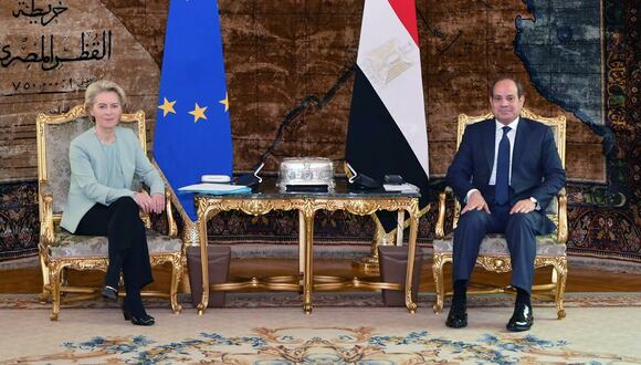El presidente egipcio Abdelfatah al-Sisi se reúne con la presidenta de la Comisión de la UE, Ursula von der Leyen, en el Palacio Presidencial de Ittihadia en El Cairo, Egipto, el 18 de noviembre de 2023. (Foto de EFE/EPA/HANDOUT)