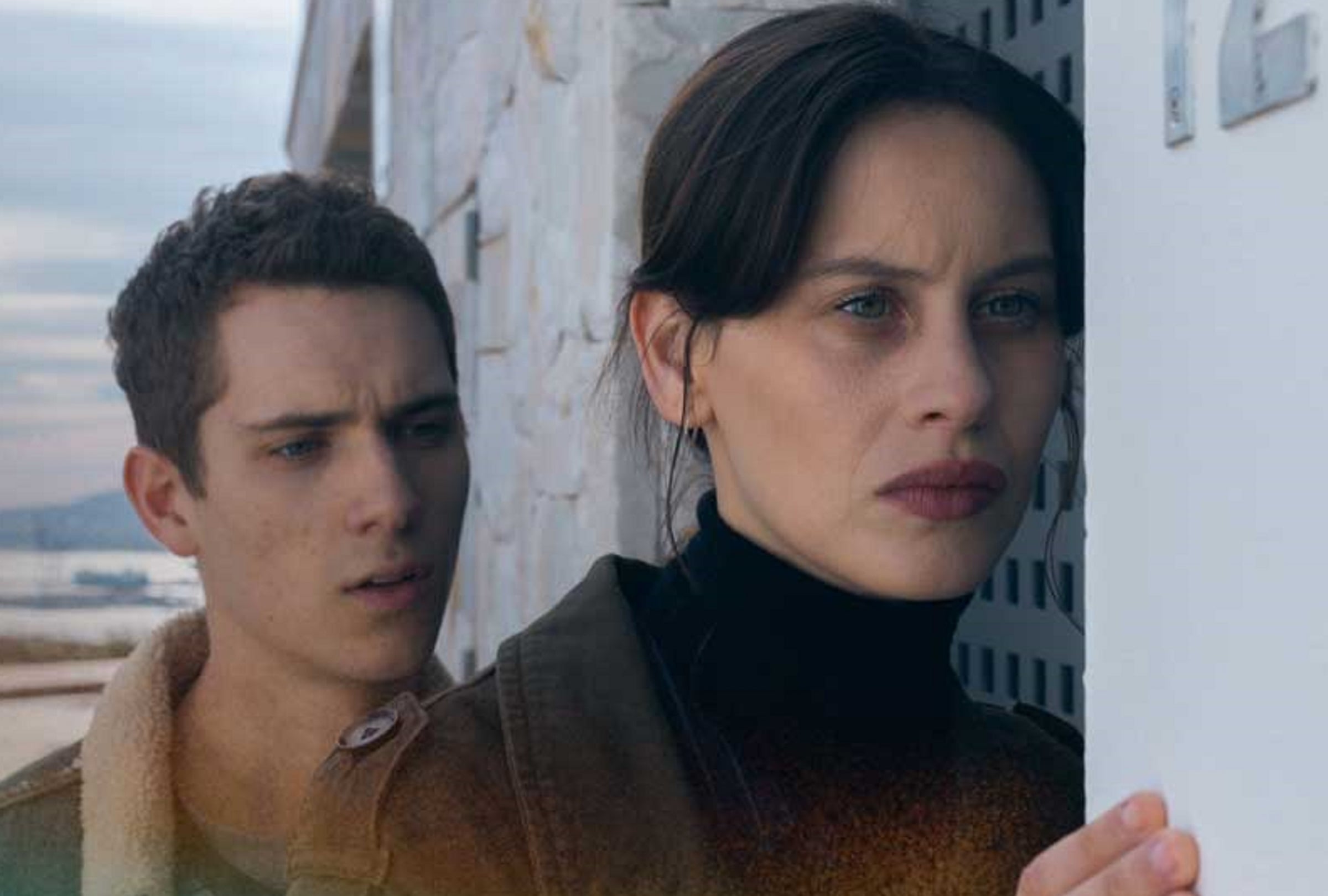 Nacho Valdivia (Hugo Welzel) secuestra a Miren Rojo (Milena Smit) cerca del final de la temporada 2 de "La chica de nieve" (Foto: Netflix)