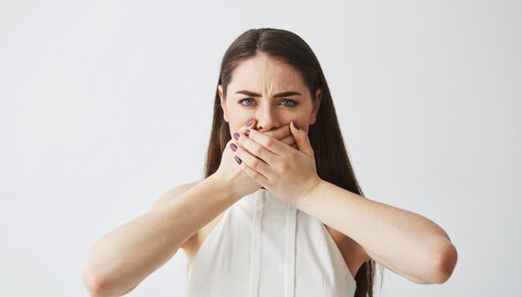 La halitosis es una condición en la que una persona exhala un olor desagradable y persistente en el aliento. A menudo, los afectados no son conscientes de su mal aliento, lo que puede hacer que las interacciones sociales sean incómodas y complicadas.