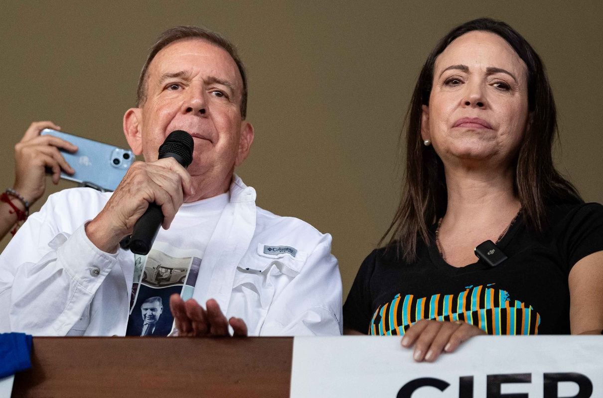 El candidato a la presidencia de Venezuela, Edmundo González, habla junto a la líder opositora María Corina Machado durante un acto de campaña este domingo, en la Universidad Central de Venezuela (UCV) en Caracas (Venezuela). González Urrutia prometió ante decenas de universitarios que se reunieron en Caracas, que promoverá una "educación de calidad", en caso de ganar las elecciones del próximo 28 de julio. (Ronald Peña R./EFE)