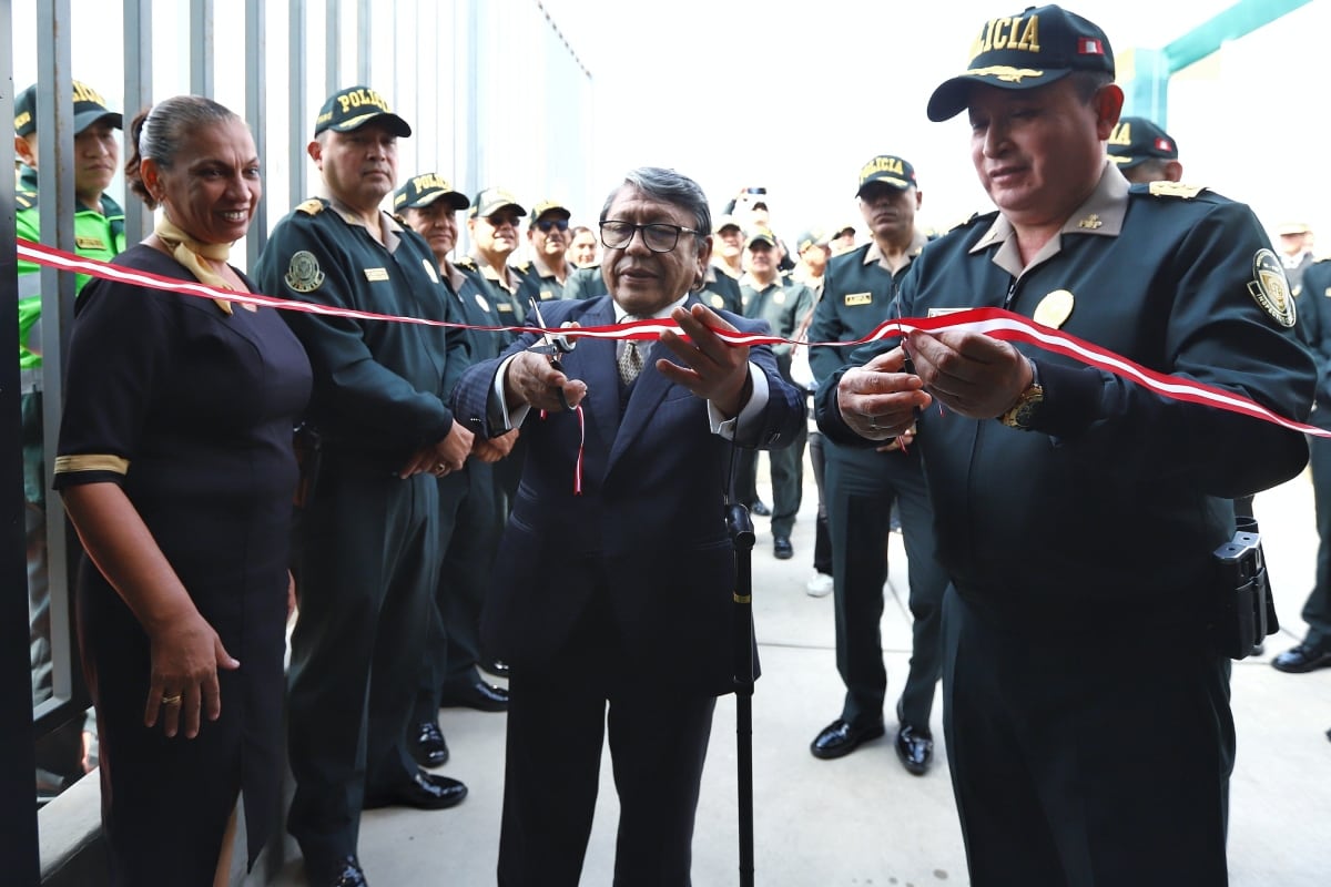 El gobernador regional, Dr. Ciro Castillo Rojo Salas, y el Inspector General de Policía Nacional del Perú, Tnte. Gral. PNP Jhonny Veliz Noriega, inauguraron las instalaciones de la comisaría. (Foto: Gob)