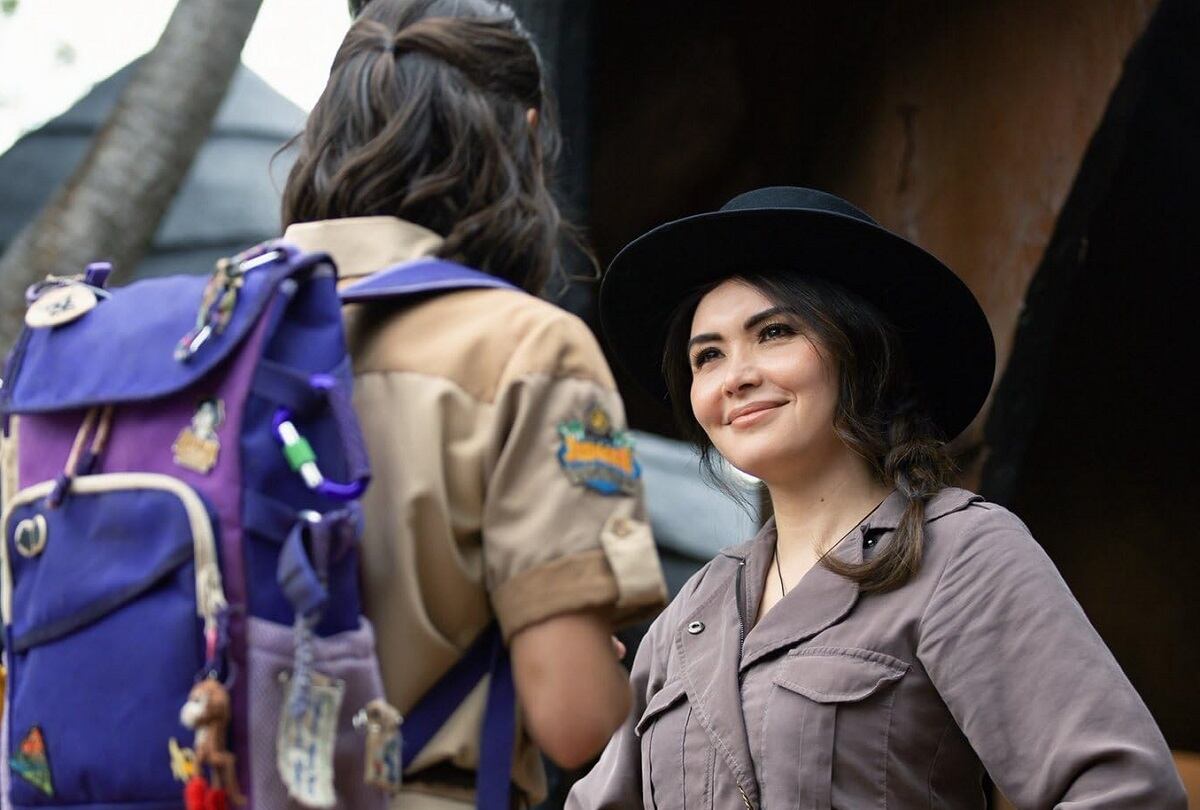 Daniella Pineda da vida a Camila, quien también busca el brazalete, en la película "Dora and the Search for Sol Dorado" (Foto: Nickelodeon/ Paramount+)