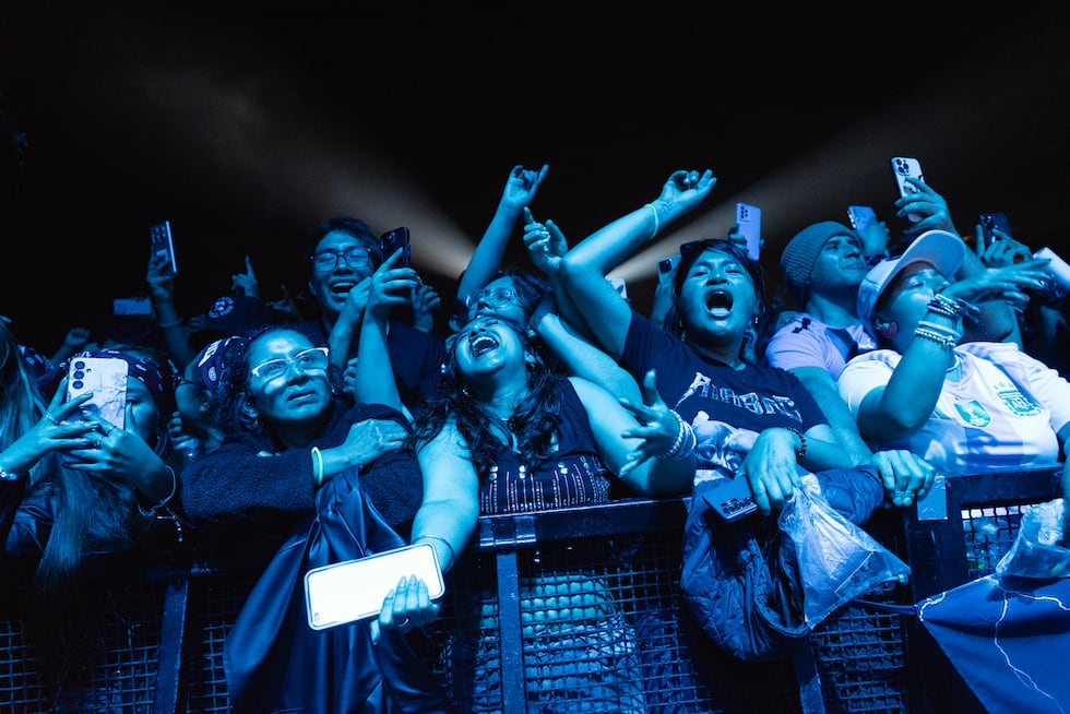 10:30 p. m. El público, cada vez más prendido, no deja de corear una de antaño como "Pensamientos" y otras más recientes como "Corazón Lunático" y "Nunca lo olvides", que ya se ganaron el título de clásicos.