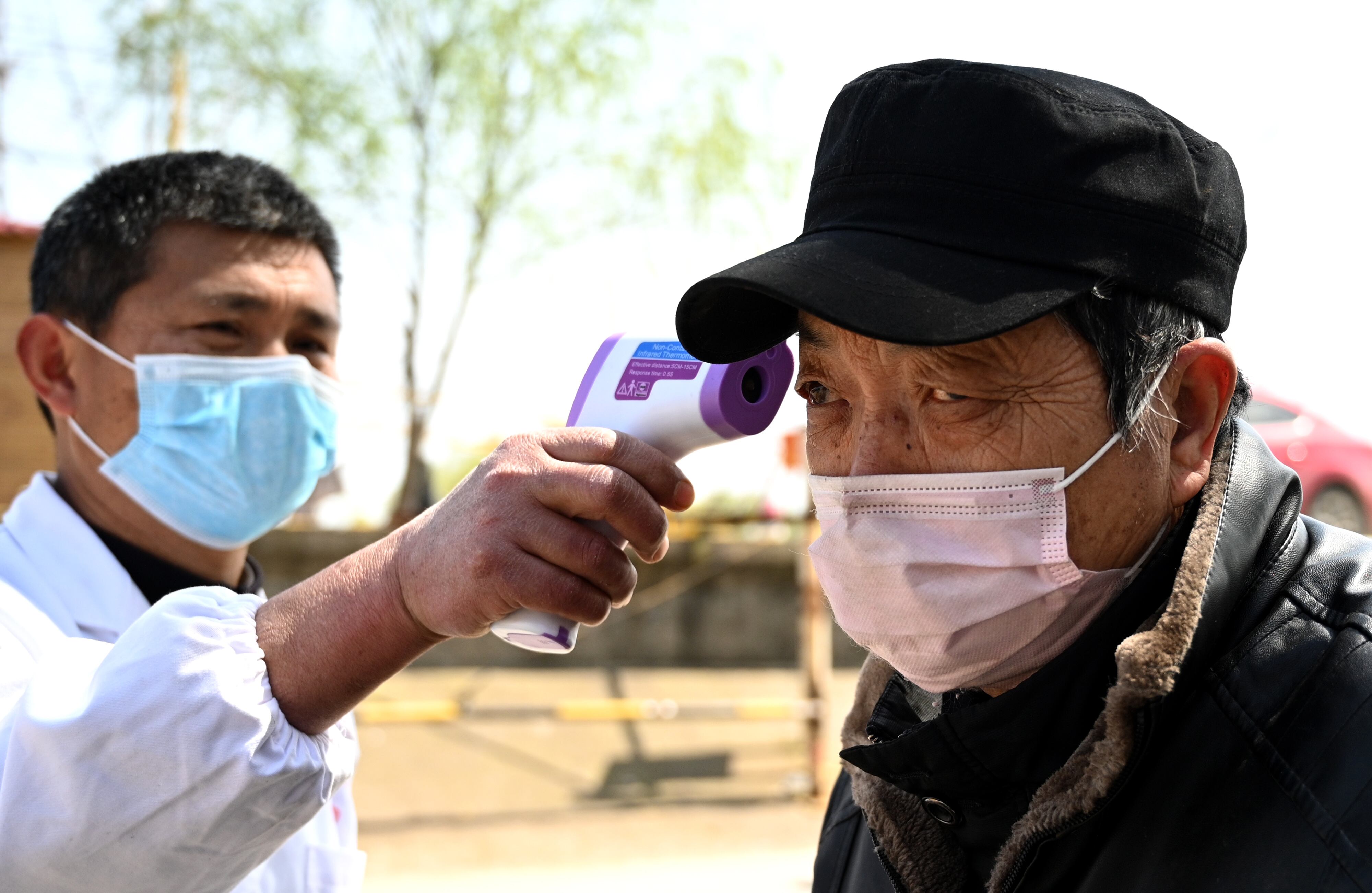 China realiza diversos controles para detectar fiebre como síntoma del COVID-19. (Foto: NOEL CELIS / AFP)