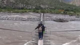 Huancavelica: escolares cruzan caudaloso río por un delgado puente para llegar a sus clases en Ayacucho 