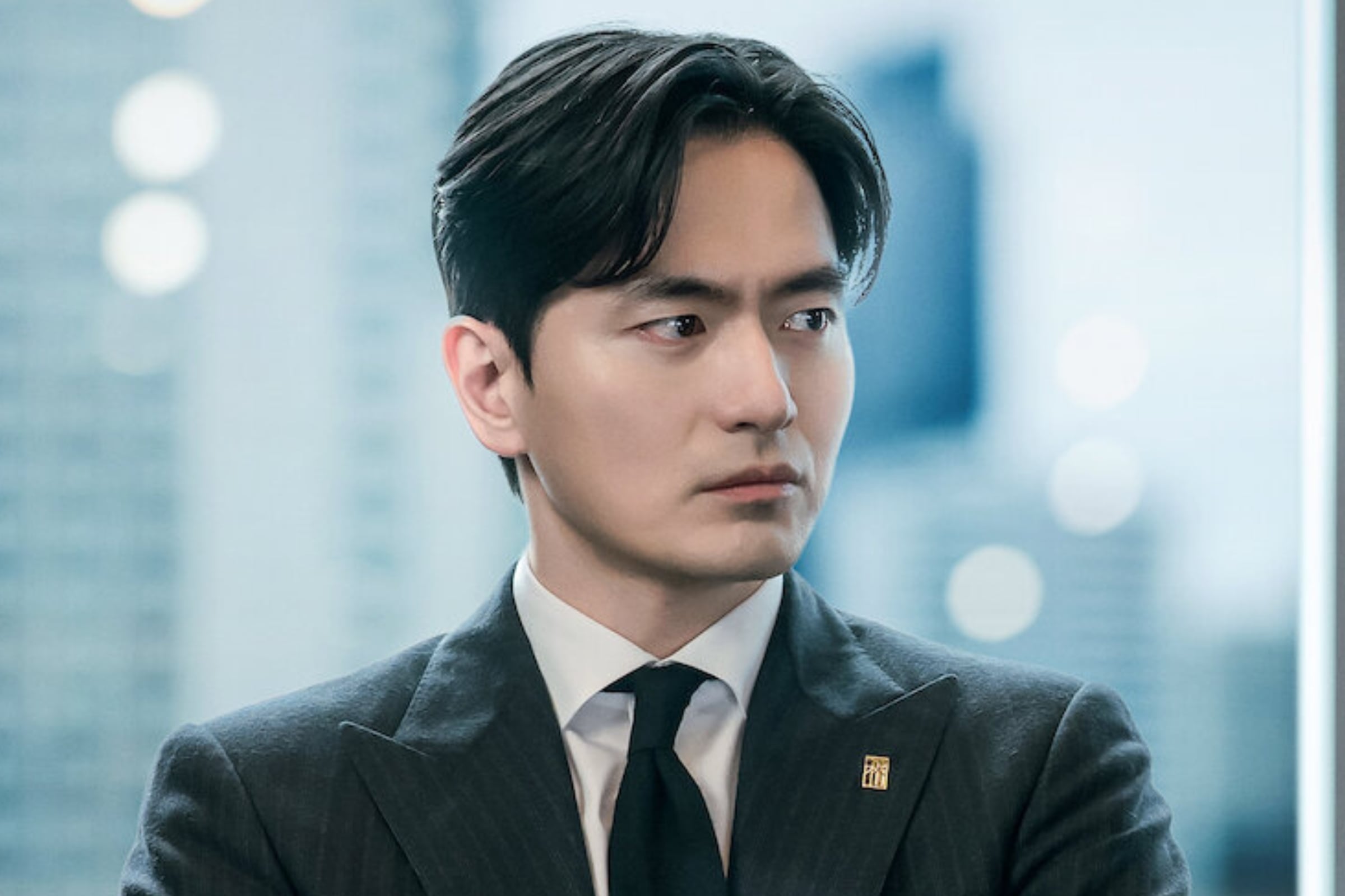 Lee Jin-wook en la serie "El sinuoso camino del derecho" interpretando a Yoon Seok-hoon (Foto: JTBC)