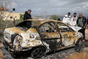 Al menos 12 palestinos heridos y carros quemados en ataques de colonos en Cisjordania