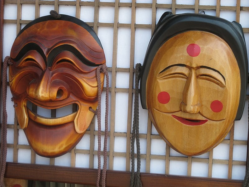 Así se ven las máscaras "Hahoe" originales que sirvieron de inspiración para las que se utilizaron en "La casa de papel: Corea" (Foto: Wikimedia Commos)