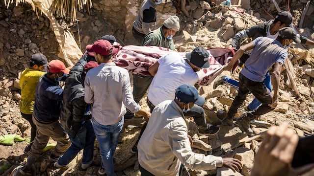 Terremoto en Marruecos: la búsqueda de sobrevivientes se acelera tras devastador sismo que deja más de 2.000 muertos