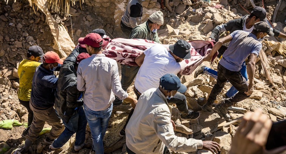 Los voluntarios recuperan un cuerpo de entre los escombros de casas derrumbadas en Tafeghaghte, 60 kilómetros al suroeste de Marrakech, Marruecos, el 10 de septiembre de 2023. (Foto de Fadel SENNA / AFP).