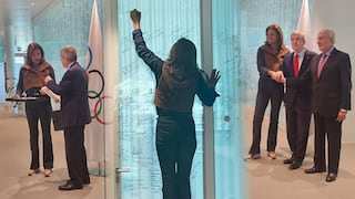 Cecilia Tait colocó su firma en el Muro de los Olímpicos durante homenaje