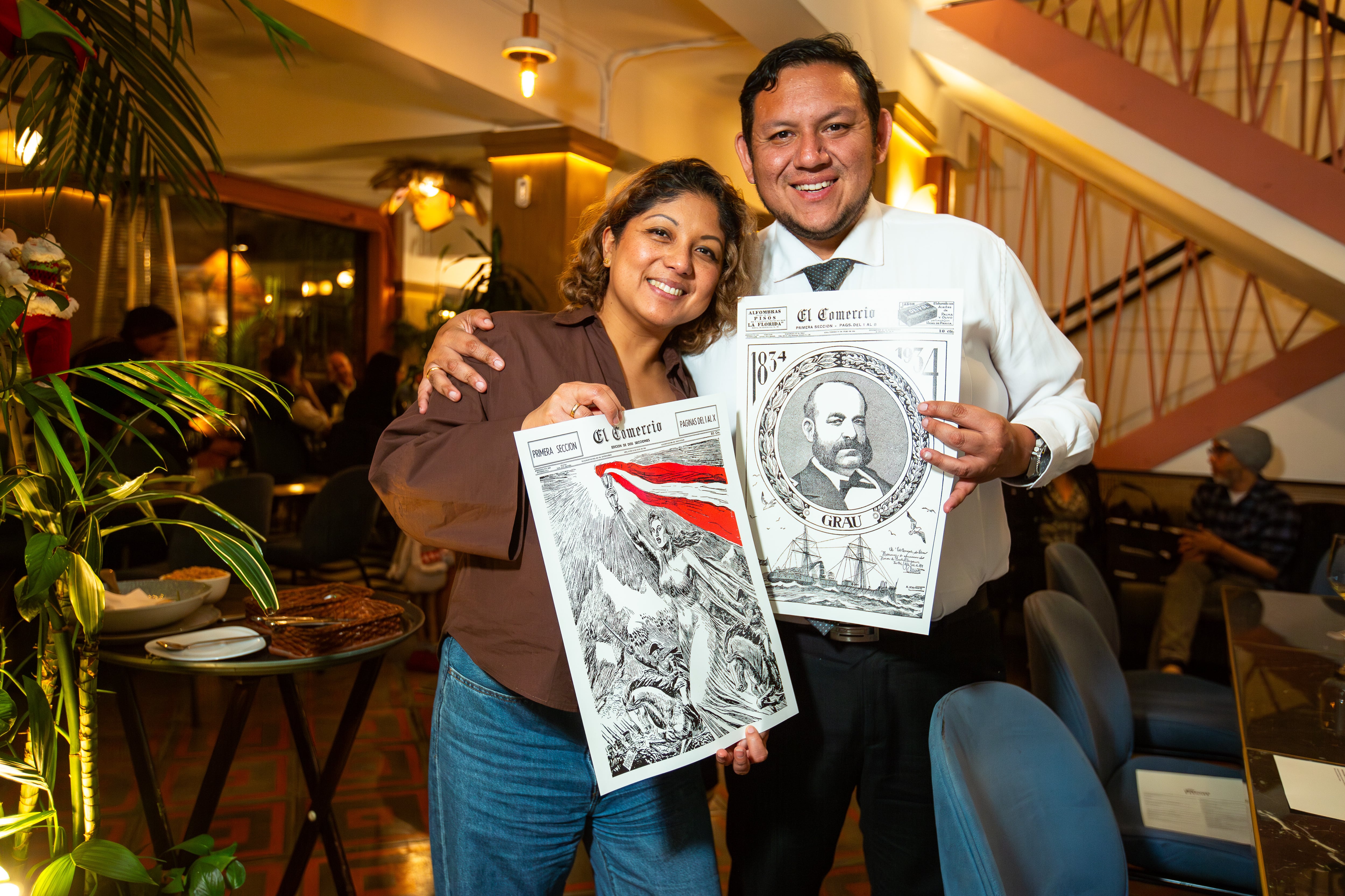 Anita Villavicencio y Diego Martel con sus portadas históricas de El Comercio.