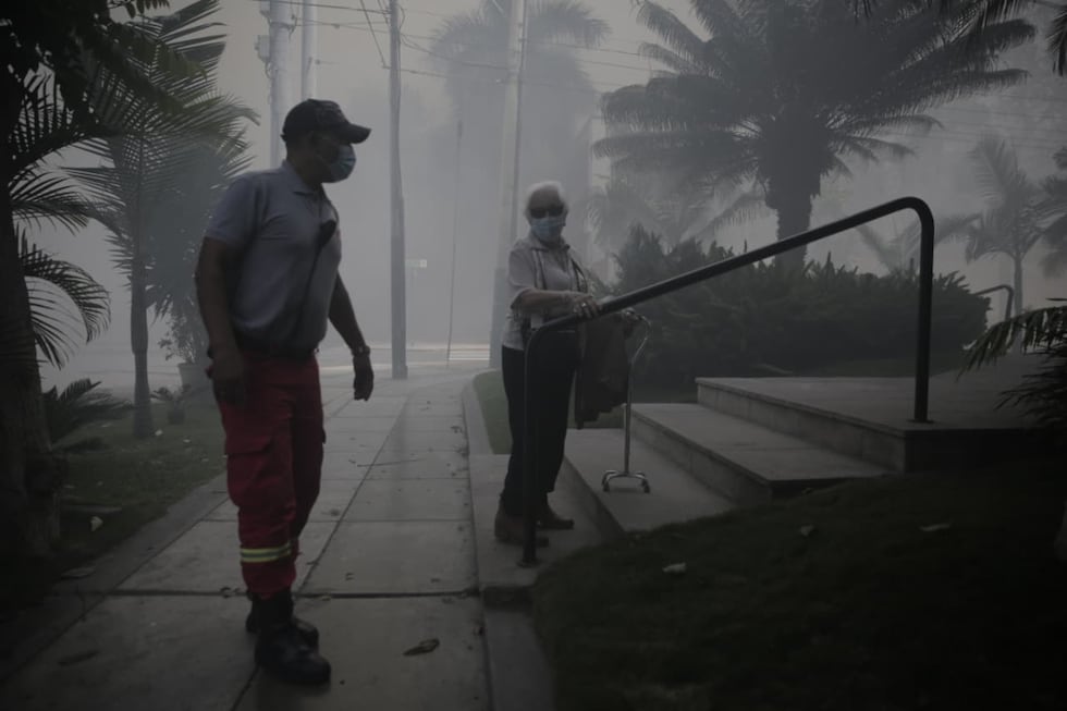 Los bomberos trabajan en el acantilado para controlar las llamas, en medio de las dificultades que presenta el terreno para acceder al punto donde se habría iniciado el fuego. (Foto: Julio Reaño /@PHOTO.GEC)