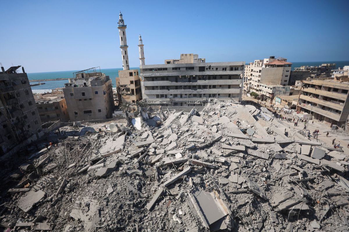 Palestinos se reúnen alrededor de los escombros de la Torre Ghafri tras su destrucción por los ataques aéreos israelíes en la ciudad de Gaza el 15 de septiembre de 2025. Foto: Omar AL-QATTAA / AFP