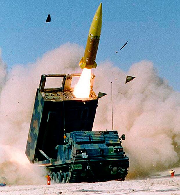 Un Sistema de Lanzamiento Múltiple de Cohetes (MLRS) disparando un misil guiado ATACMS. (Foto de US ARMY/US ARMY/AFP).