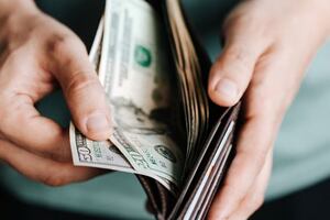 Ante las redadas del ICE: la estrategia de los inmigrantes para salvar su dinero en los Estados Unidos