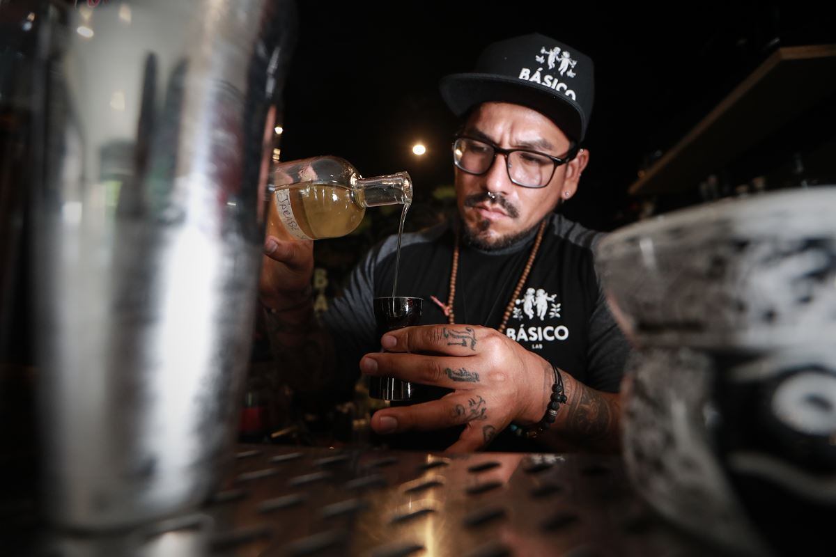 En Básico, Omar López ofrece coctelería de autor (con tragos refrescantes y dulces) y cafés (con granos de Jaén y 18 métodos de extracción).