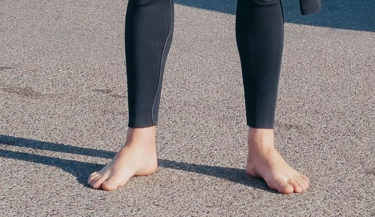 Evitar caminar descalzo sobre pavimento, concreto o superficies metálicas te ayudará a alejar las quemaduras por contacto. (Foto: Kindel Media / Pexels)