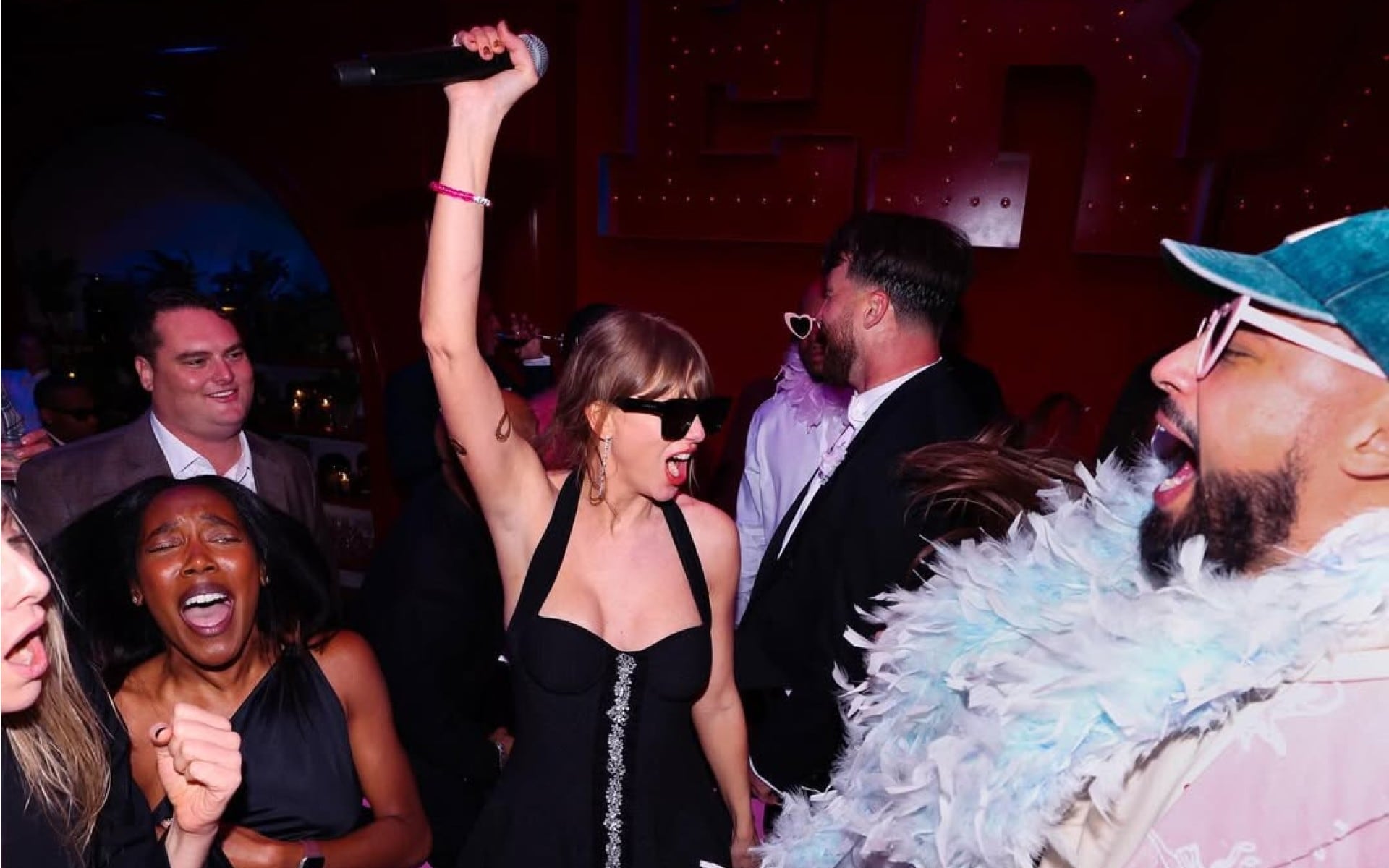 Taylor Swift con las gafas de Travis Kelce. (Foto: Instagram @bosstravis43)