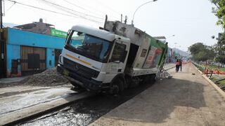 Rímac: bus de transporte y camión de basura quedan atascados en zanja de obra en la Av. Alcázar | VIDEO